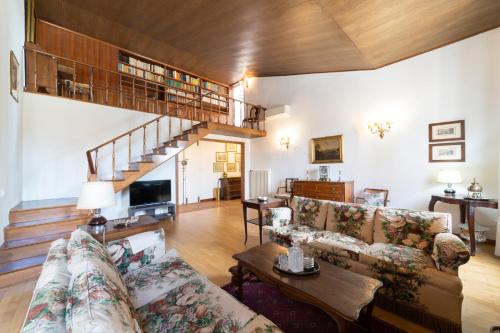 Lungarno attic with private terrace and lift - image 4