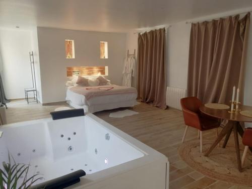 Levasion romantique loft jacuzzi et jardin privatif à 20 minutes de Paris et 10 minutes Stade de France Wifi Netflix