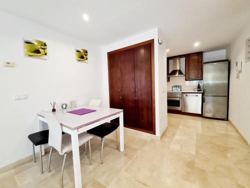Punta Prima Modern, 100 m sea, 2 swimming-pools, aircondition, Free WI-FI