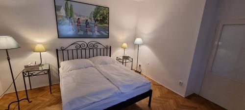 1 queen bed, 1 double bed, 2 twin beds