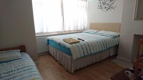 Room in Guest room - Family Room Sleeps 3 with 1 double and 1 single bed Ground Floor Private shower - image 13