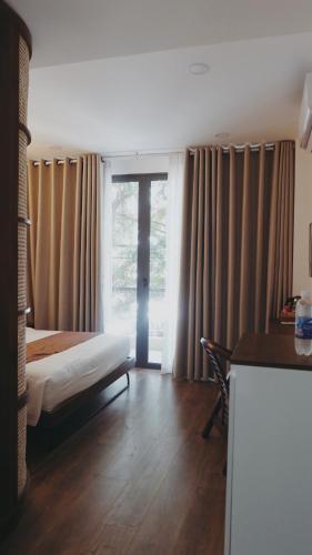 Deluxe Double Room with Balcony image 6