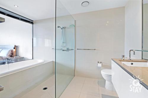 Circle on Cavill – 2 Bedroom Riverview Spa Apartment