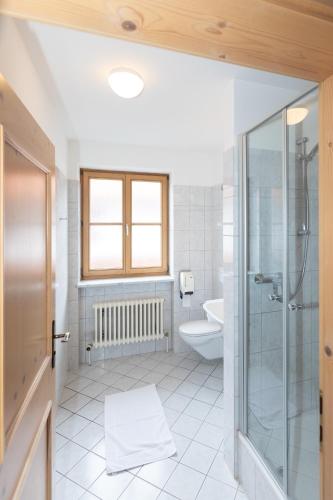 Bathroom, Hotel Landgasthof Schontag in Munsing