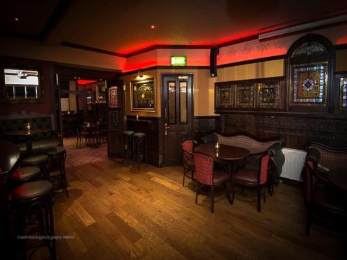 ผับ/เลาจน์, Ewings Bar & Self-Catering Accommodation in แคร์ลอว์