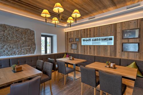 Restaurant, Der Siegeler B&B - this lifestylehotel rocks in Mayrhofen
