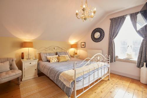 Chapel Cottage Set in a private courtyard in central location with 2 parking spaces in كيركبي لونسدل