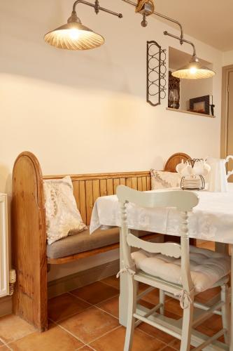 Chapel Cottage Set in a private courtyard in central location with 2 parking spaces in كيركبي لونسدل