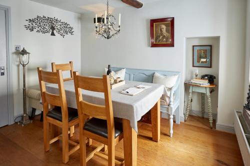 المرافق, Chapel Cottage Set in a private courtyard in central location with 2 parking spaces in كيركبي لونسدل