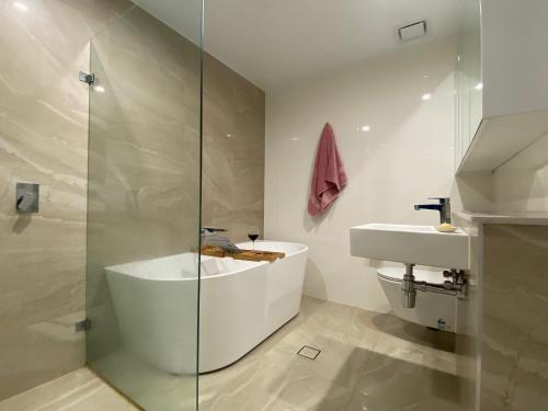 Luxury Holiday Apartment with Indoor Pool, Spa, Sauna, Gym, Netflix, Free Parking