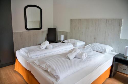 2 king beds, 1 sofa bed