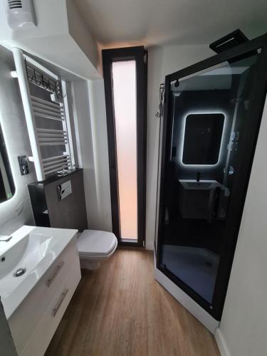 2 bedrooms, 5 beds