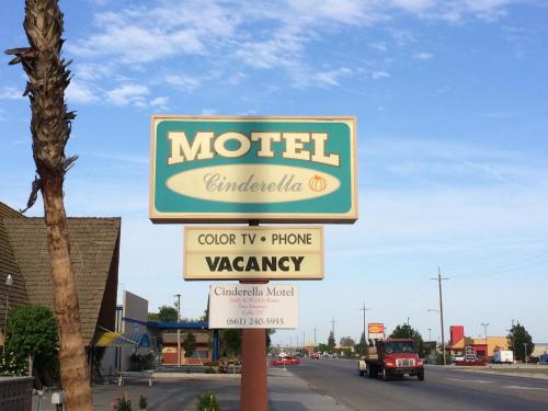 Entrance, Cinderella Motel in Wasco (CA)