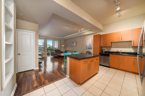 1BR Executive Suite With Pool Gym & Fast Wi-Fi By ENVITAE - image 7