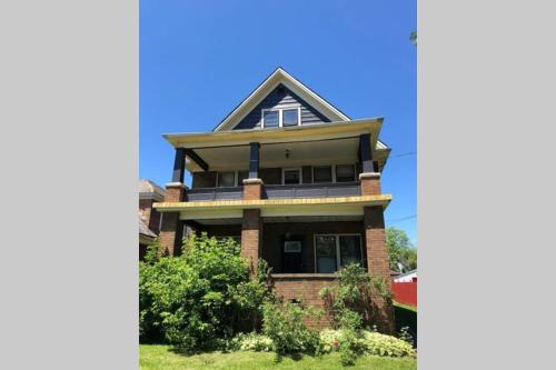 The LaSalle- With Private Yard & Parking, Minutes From Falls & Casino by Niagara Hospitality