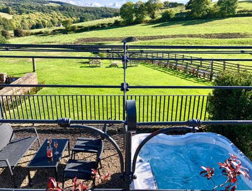 Cosy 2 bedroom apartment, terrace with Hot Tub 8am - 10pm plus private daily use of indoor pool and sauna 1 hour 1