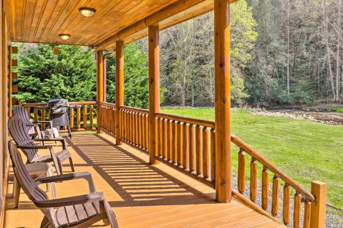 Marshall Riverfront Hideaway with Mountain Views! in Marshall, USA