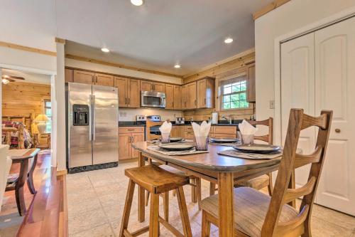 Marshall Riverfront Hideaway with Mountain Views! in Marshall, USA