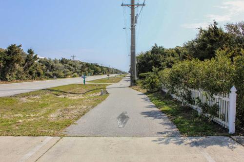 Colorful Emerald Isle Home Just Steps to Beach!