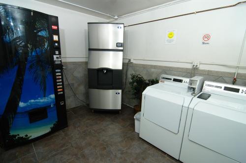 Hi View Inn & Suites in Manhattan Beach, USA