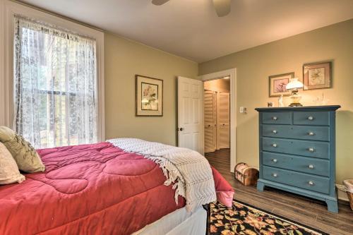 Quaint Pittsburgh Pad with Deck 5 Mi to Dtwn!
