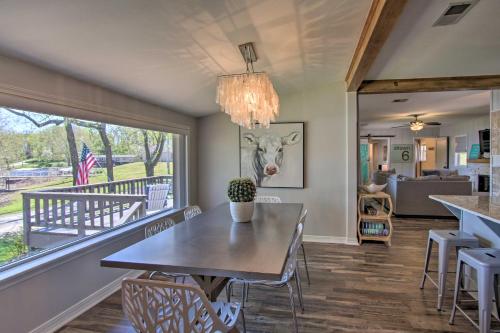 Dock and Grand Lake Access! Idyllic Afton Getaway in 克萊爾莫爾