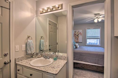 Idyllic Family Getaway with Grand Lake Access! - image 8