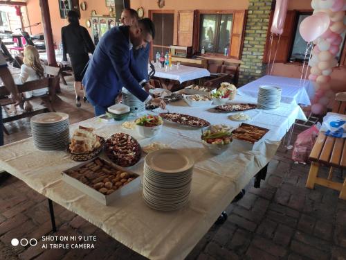 Étterem, Camp Salaš Farma 47 Čenej (Camp Salas Farma 47 Cenej) in Čenej