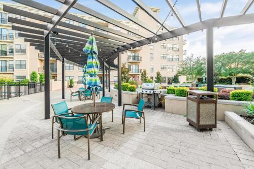 2BR Executive Suite With Pool Gym and Fast Wi-Fi By ENVITAE - image 9