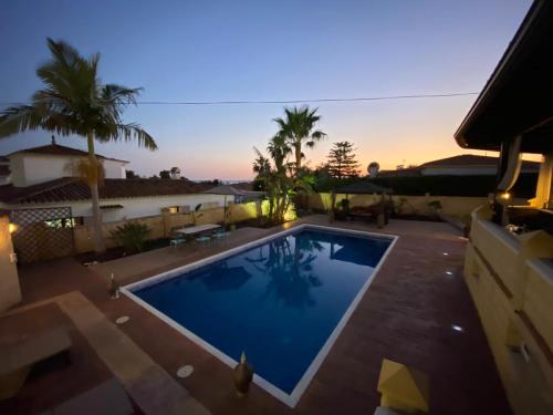  Bluehouse con piscina privada 300m de la playa in Caleta De Velez