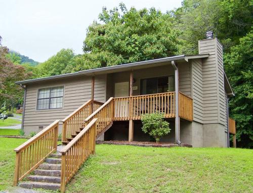 . Accommodation by the Lake at Fontana Dam - Two Bedroom Cabin #1