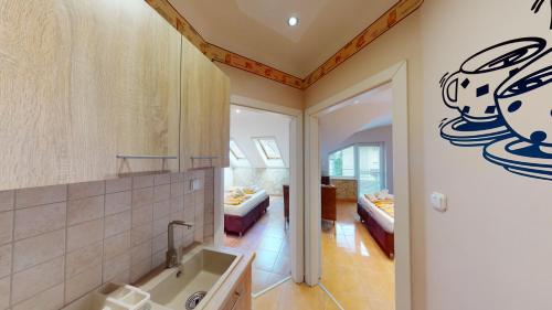 Standard Queen Room image 10