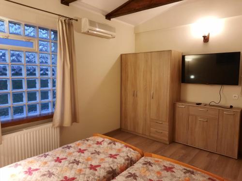2 twin beds, 1 sofa bed