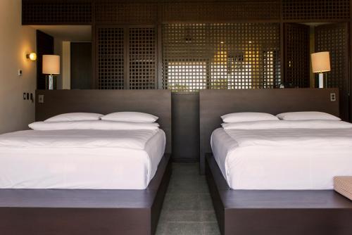 Twin Room with Balcony image 4