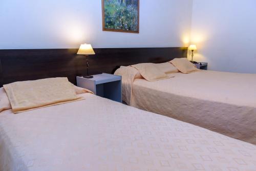 3 twin beds