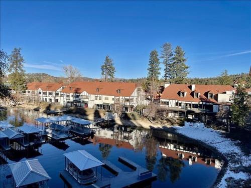 Beautiful Lakefront Condo home - image 6