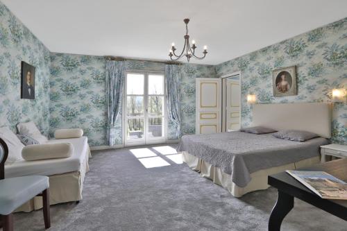 1 queen bed, 2 twin beds