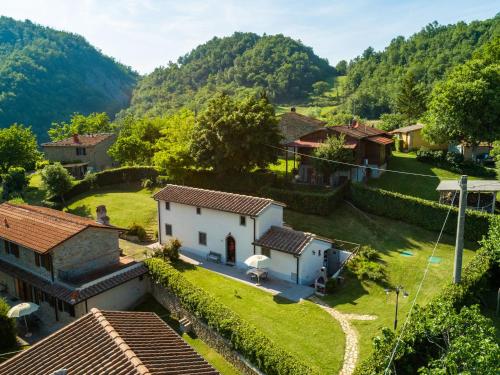  These pleasant detached cottages are north of Florence, Pension in Villore bei Castagno