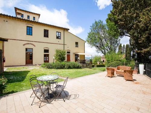 Spacious Farmhouse in Peccioli with Roofed Terrace gîte à louer Fabbrica