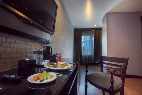 Cibo e bevande, Royal Regantris Cendana  near Joko Dolog  Buddhist  Statue