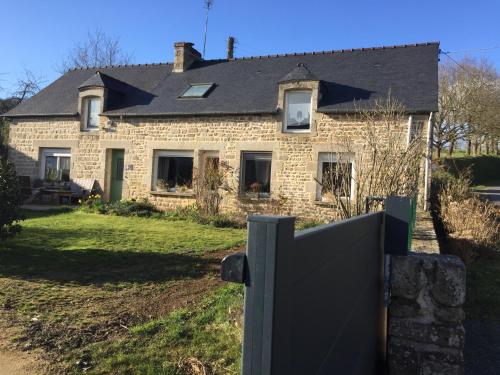 Maison en pierre pour 8 personnes avec piscine partagée gîte à louer Languédias
