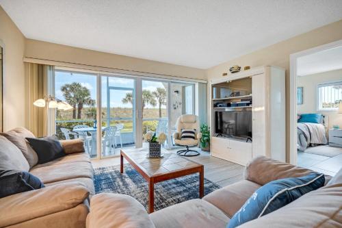 Perfect Oceanside 2 Bedroom Condo - Private Beach, 4 Heated Pools & 9 Hole Golf Course! condo