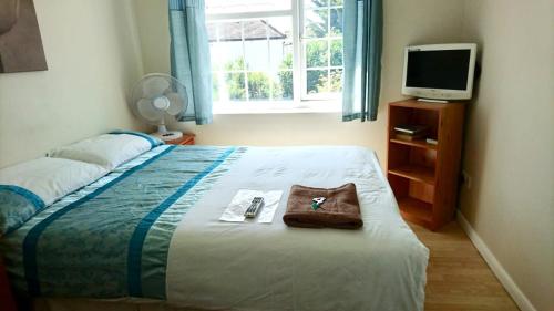 Room in Guest room - Double with shared bathroom sleeps 1-2 located 5 minutes from Heathrow dsbyr - image 4