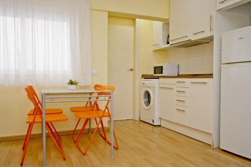 Barcelona City Apartment - image 2