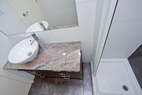 Barcelona City Apartment - image 4