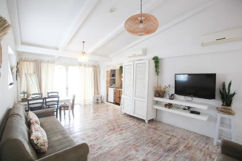 The White Chalet View in 마바라