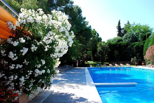 Hotel Les Mazets Des Roches – Tarascon, NY