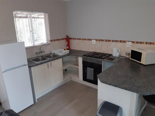 9 - NON Smoking Ground Floor Apartment - Bedfordview