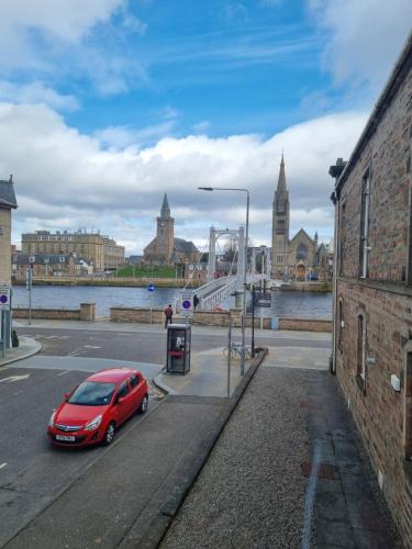 Stunning spacious Apartment on River Ness - image 10
