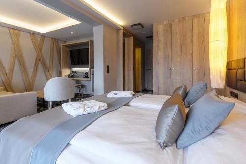 1 queen bed, 1 sofa bed
